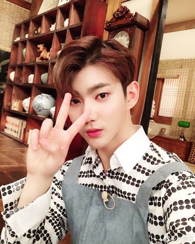 陈华自爆非主流照片,称以前是班上的吴尊,整没整容一目了然!