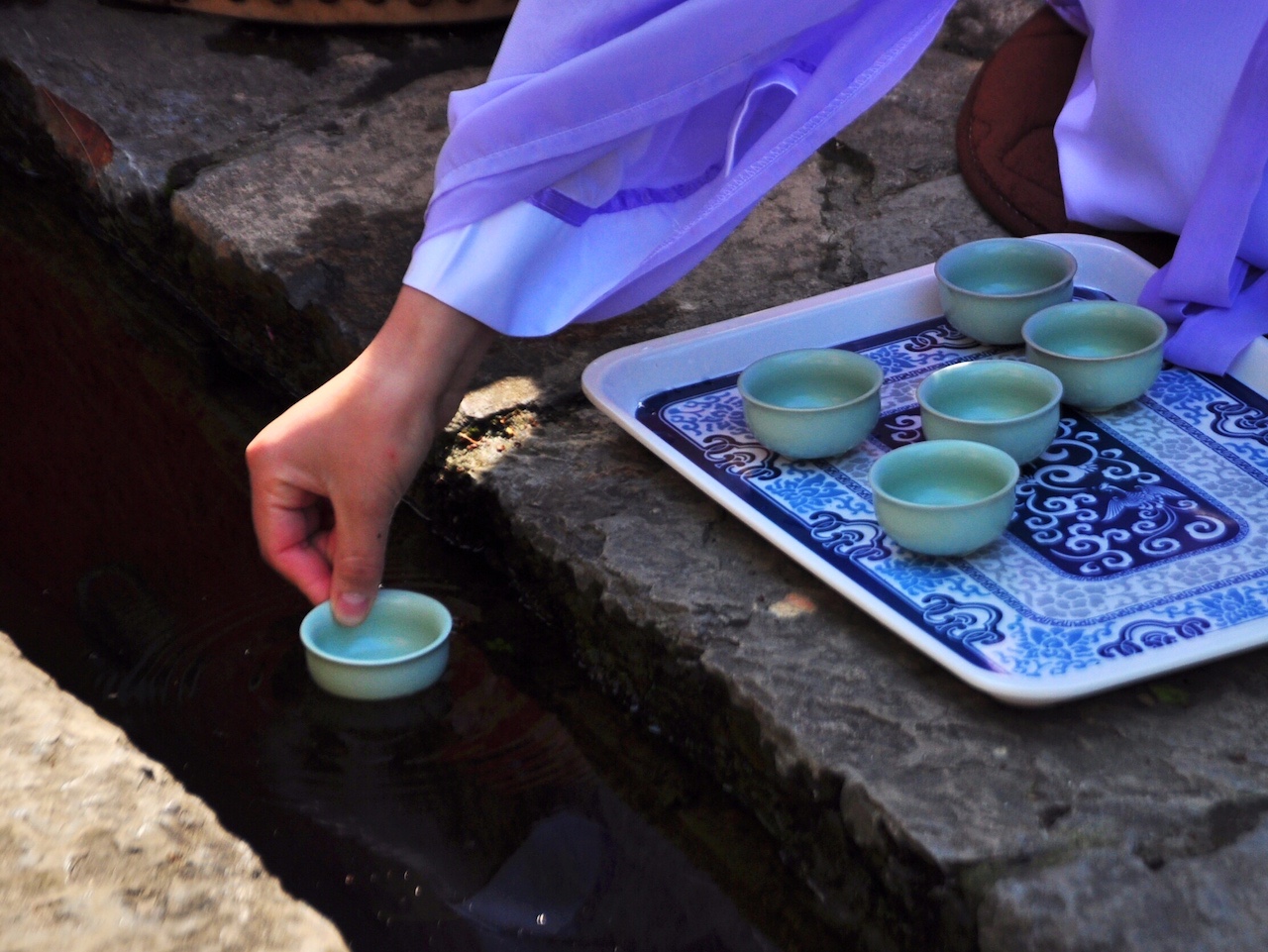 在上流放置空酒杯,虽不及古人的羽觞杯,但同样有"羽觞随波泛"之意就 