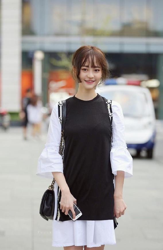 街拍:美女露肩吊带搭配白色短裤,性感时尚很是迷人