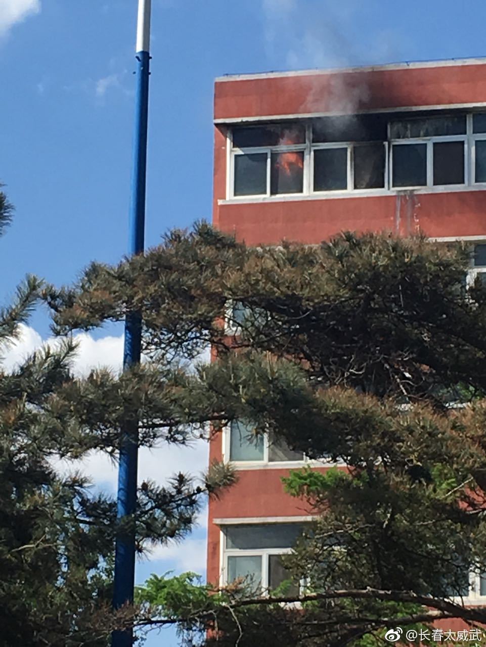 网友爆料,长春工程学校学生宿舍着火了!消防员赶到现场进行灭火