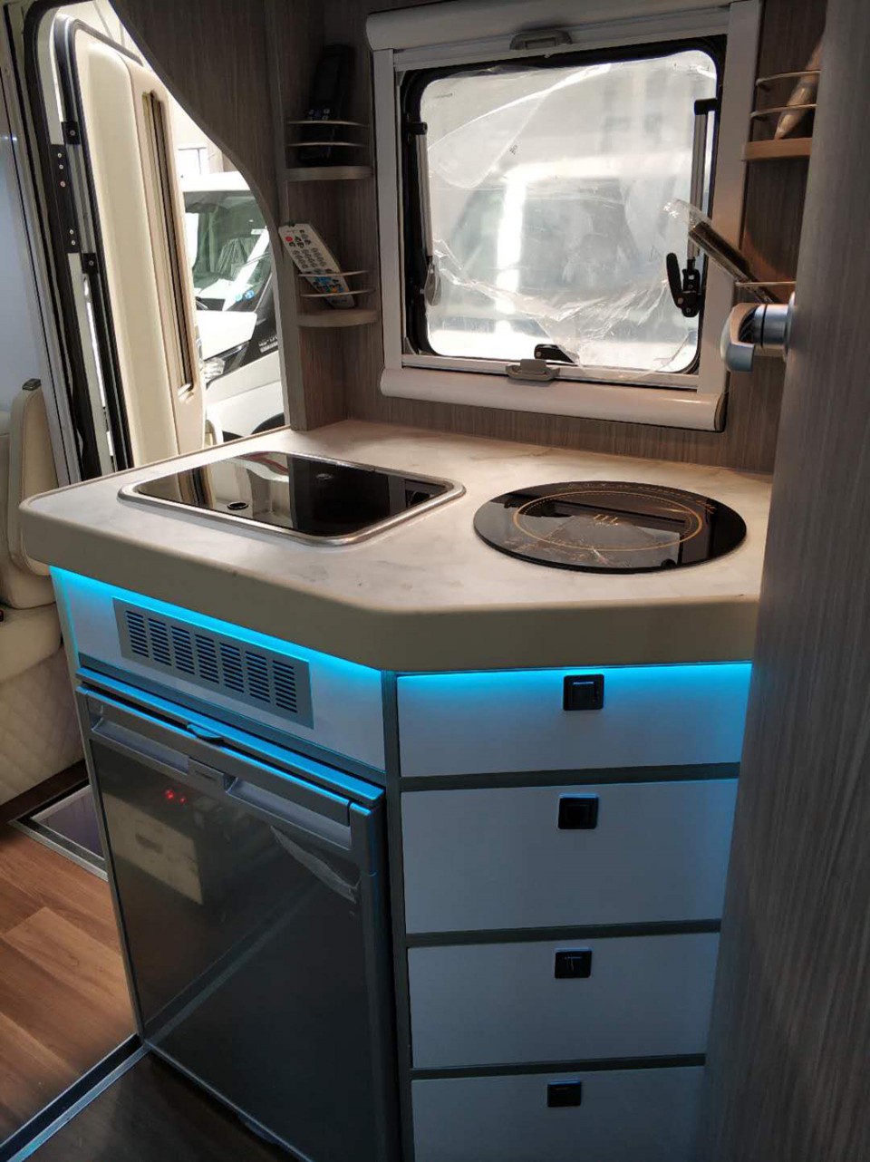 厨房设置在车门边上,车载美固冰箱80l,电磁炉,洗菜池,抽油烟机,储物柜