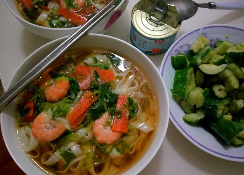 从家里出来工作后,每月800租了个四人间,这是我们的一日三餐|面条