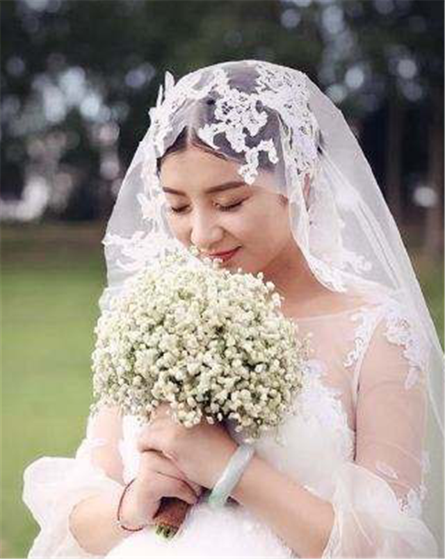 她在结婚时穿的婚纱也是非常漂亮,落落大方.