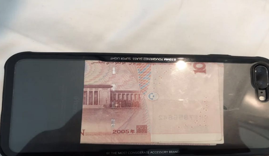 手机外壳放100元大钞有什么好处【手机外套放钱代表什么】