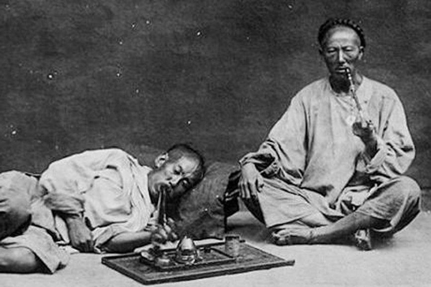 吸起鸦片是非常费钱的,很多烟鬼为了吸起鸦片卖妻