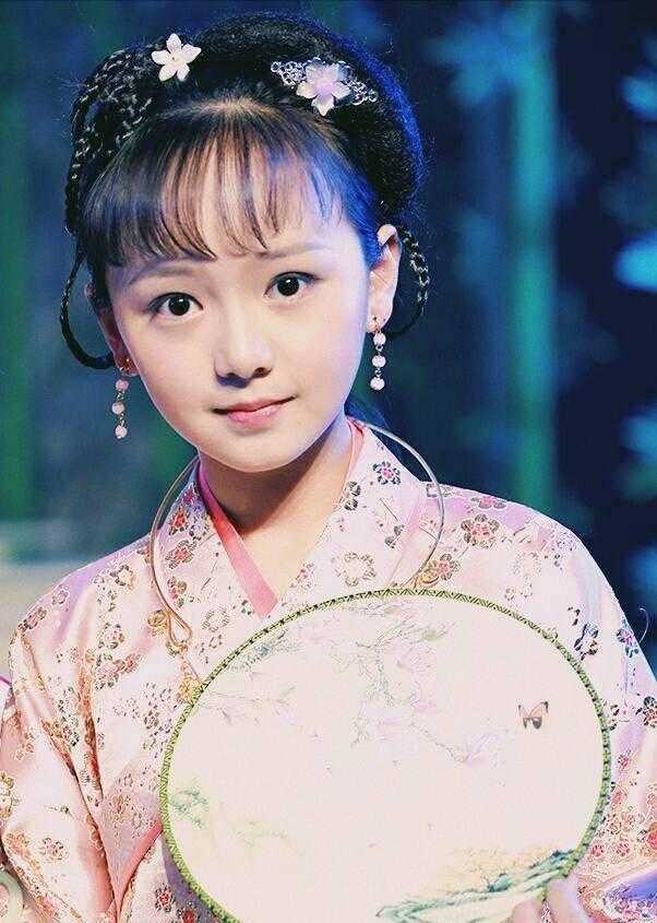 王熙凤的小演员生了一双丹凤眼,非常适合这个角色.