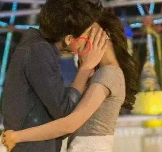 明星拍吻戏各出奇招,热巴用卡,罗志祥用卫生纸,关晓彤甜蜜