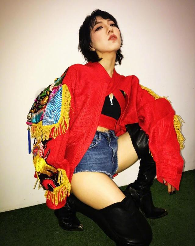 吴莫愁真胆大!三角裤下直接穿靴袜,网友:还不如不穿呢!