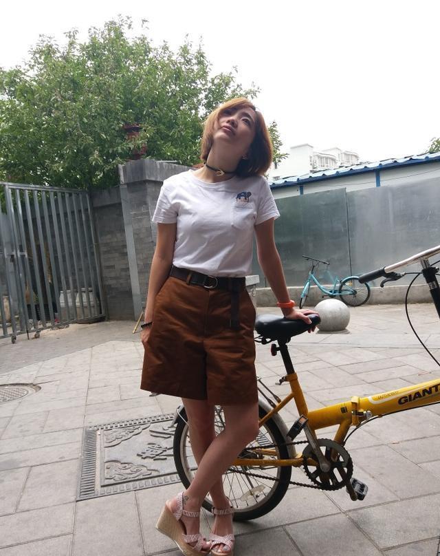 邢鹤薇——邢鹤薇平时主要在德云社负责报幕,但偶尔也会出来说几段