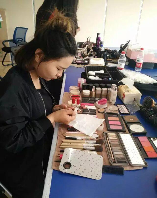 探访;剧组明星御用化妆师,华仔影视1406届化妆班学员