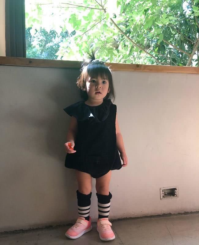 贾静雯晒聚会照,咘咘身穿纱裙像小公主,波妞表情呆萌可爱