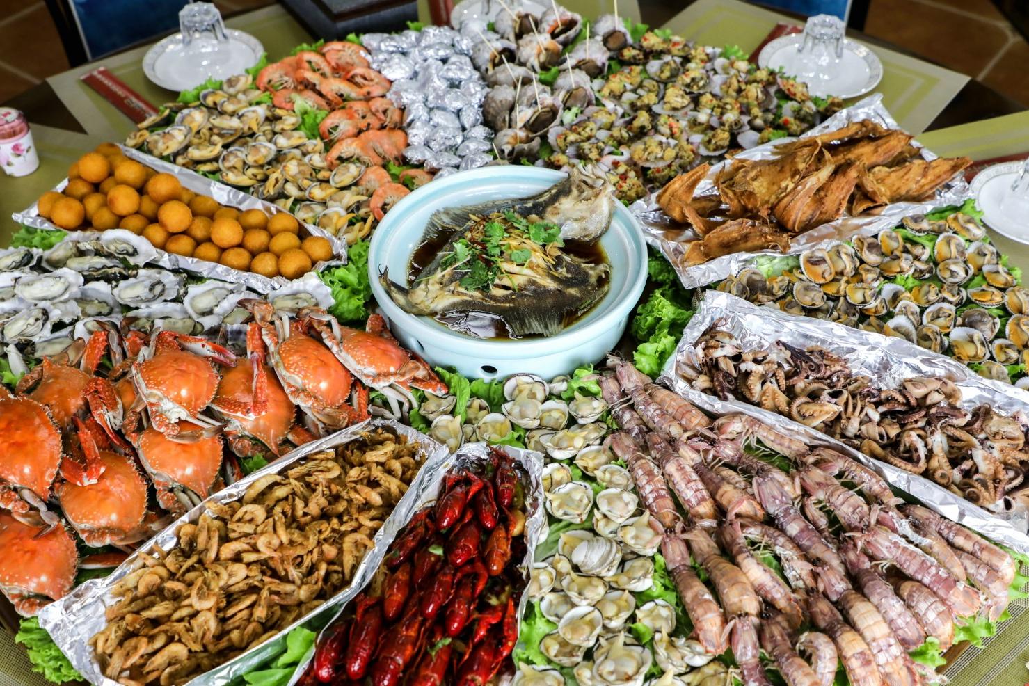 海鲜宴满满一大桌仅千元,7种贝类大螃蟹10只