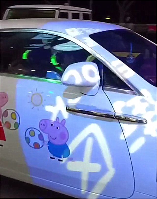 采用2门4座设计,车门处还有"小猪佩奇"贴花,车位采用双边大出排气,车