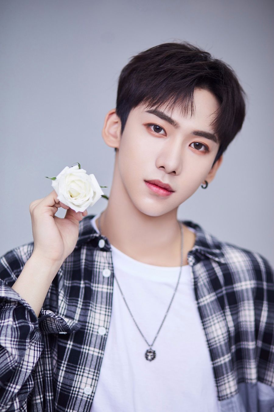 乐华七子next化身持花少年,放送时尚魅力