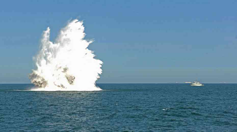 美军舰正在海上冲浪,神秘水雷爆炸,被炸出4.5米大洞!