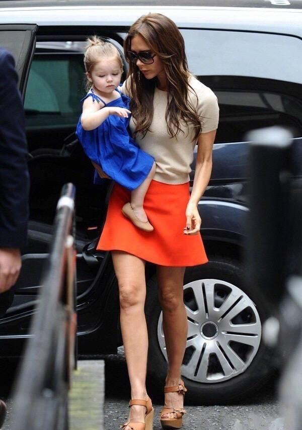 贝嫂带小七上街都是这样抱的踩着高跟鞋淡定得像走t台