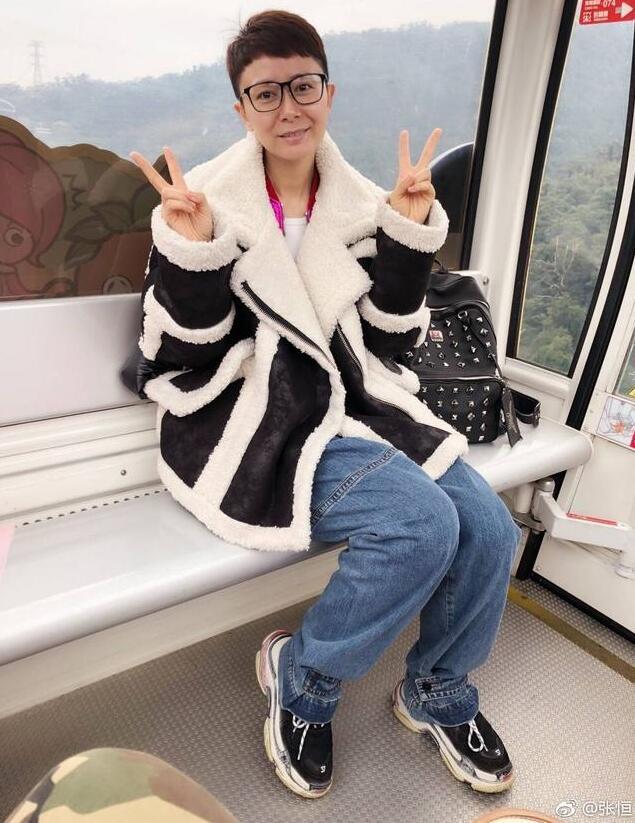 也许是素颜的缘故,张恒的形象和以往的照片有点大.