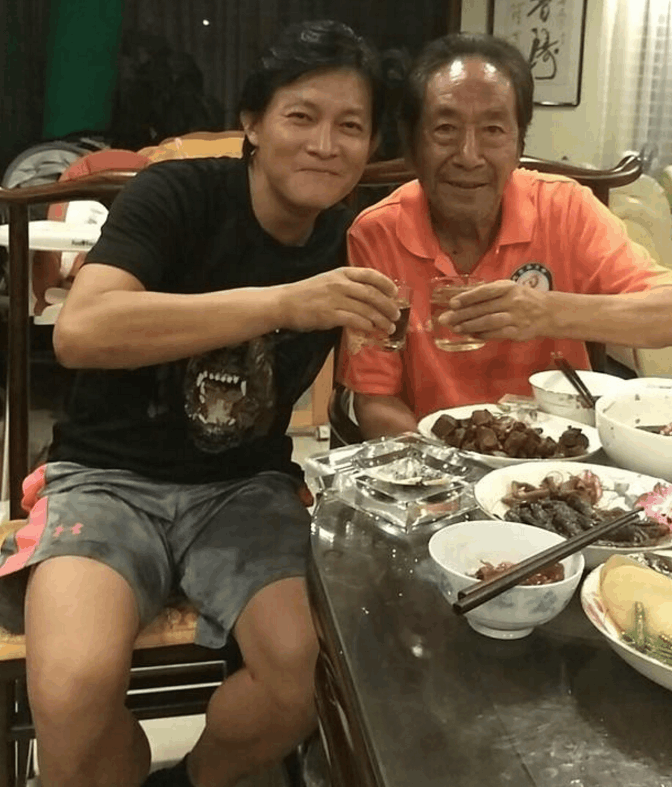 图为杨志刚与哥哥合影,杨志刚的哥哥叫郭靖宇,是国内知名导演,比如