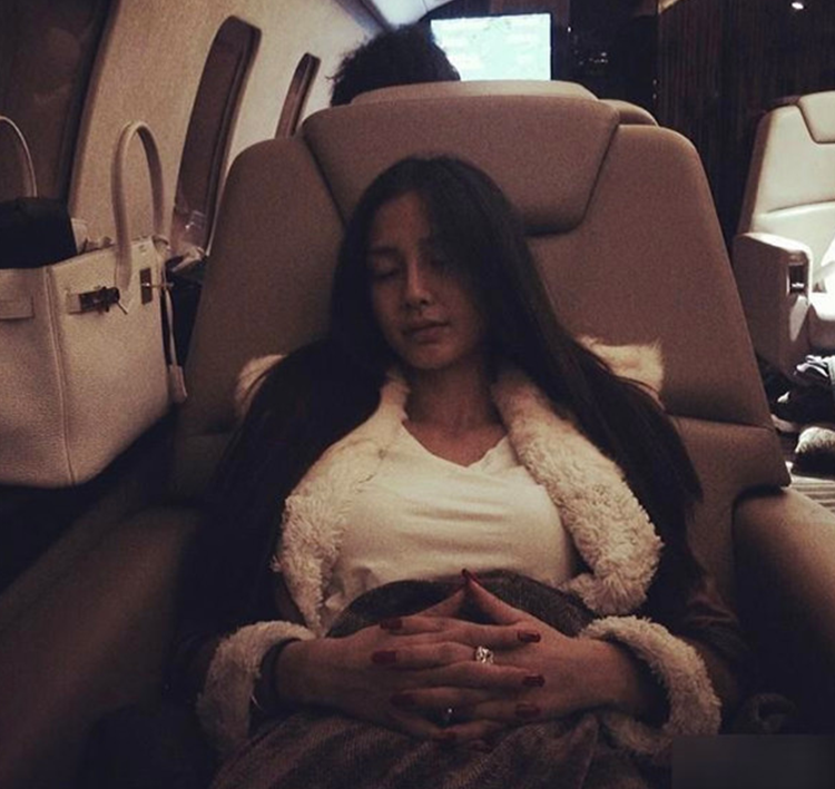 女星睡姿:杨幂会缩骨,热巴baby睁眼睡,赵丽颖不按套路走!
