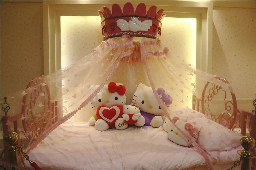 kitty的睡床,浴缸,房间,衣柜.