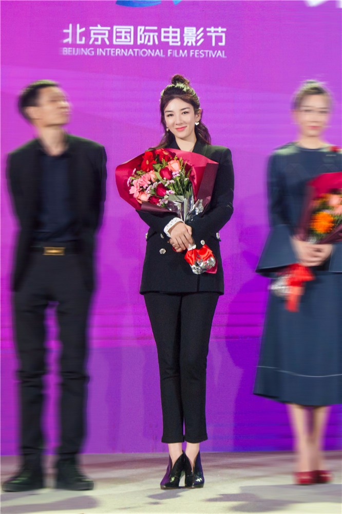 黄奕出席《人质列车》发布会 英姿飒爽出演列车长