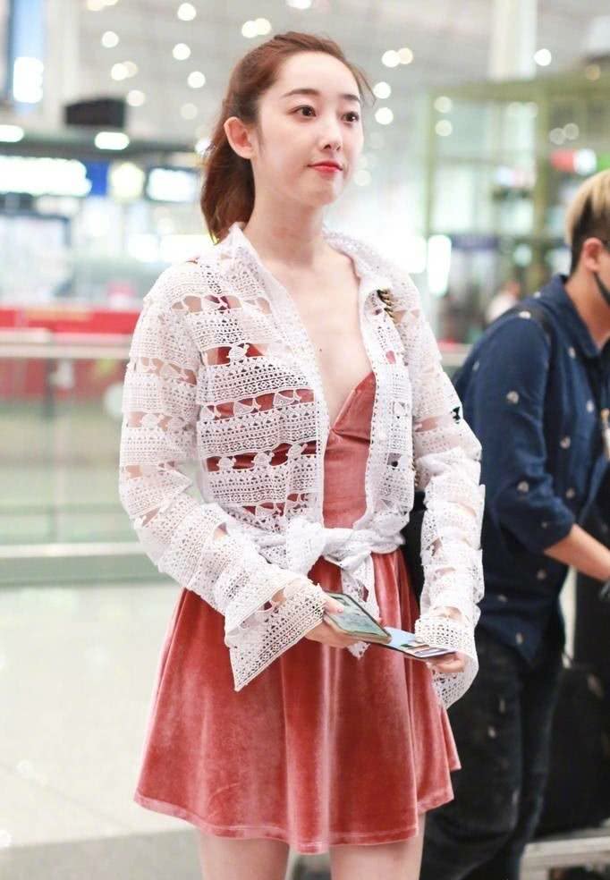 蒋梦婕穿着太大胆!身穿超低胸吊带裙显示身材,确实是个女神?