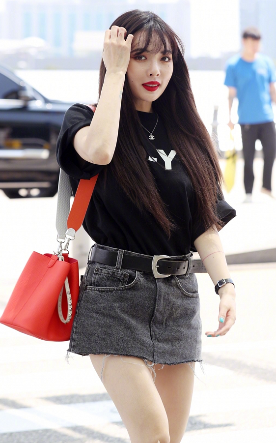 金泫雅身着黑色短袖搭配牛仔裙现身机场 长发飘逸女人味十足