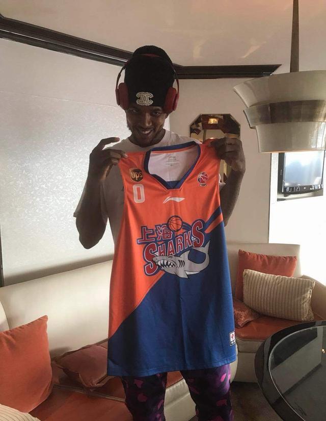 尼克杨晒cba上海队球衣不过这配文有点皮呀