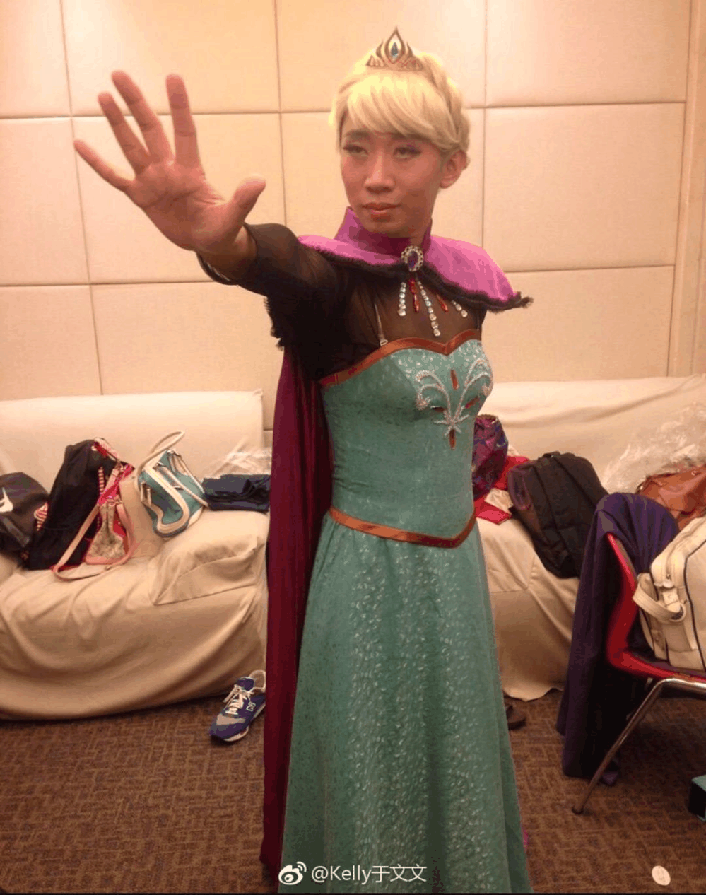 于文文发"大尺度"照片, 杨迪: 你这样会被封号的!