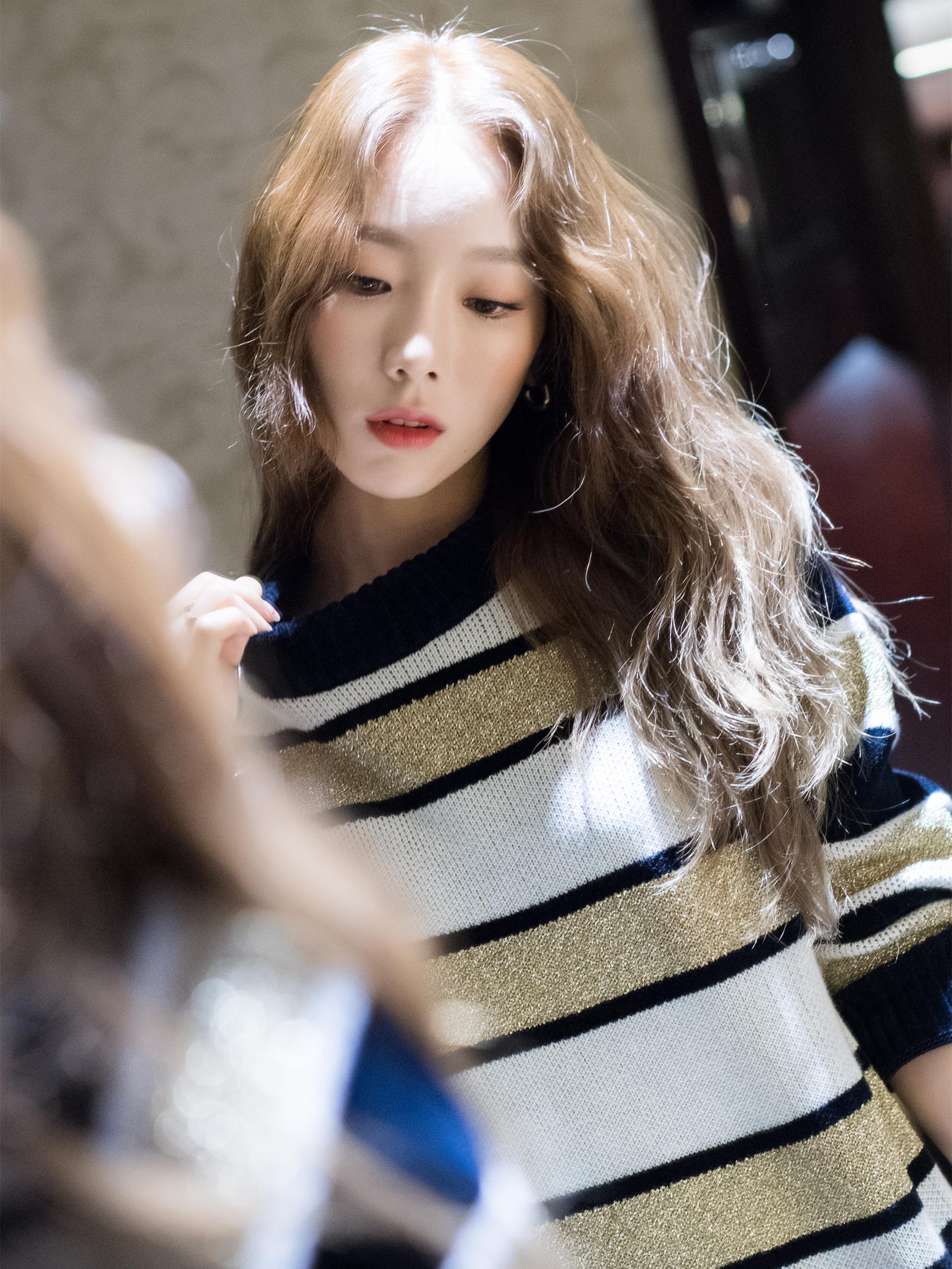 真是服了金泰妍穿个毛衣都仙气满满谁敢信她快30岁了