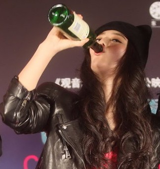 关晓彤喝酒一口闷被夸豪爽?双冰酒场应付自如,对瓶吹才叫霸气!