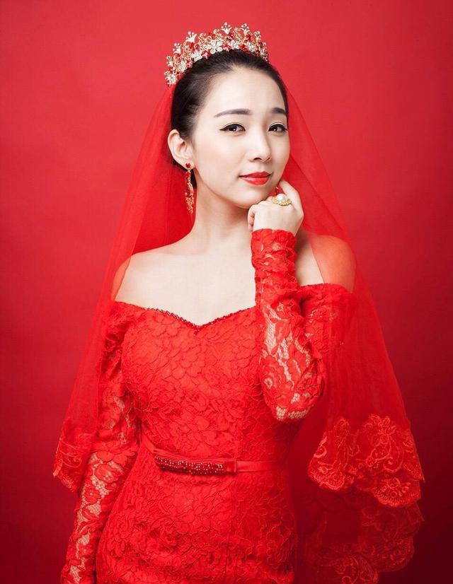 时尚搭配 中国红漂亮的新娘子