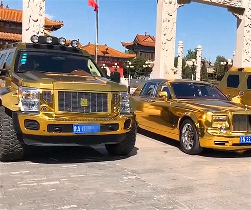 北京偶遇3辆土豪金豪车,一辆劳斯莱斯2辆乔治巴顿,气场十足!