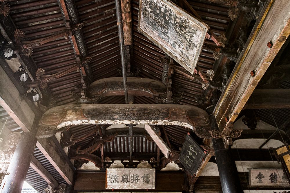 以肃雍堂为轴心,前后九进院落采用前堂后寝的格局.