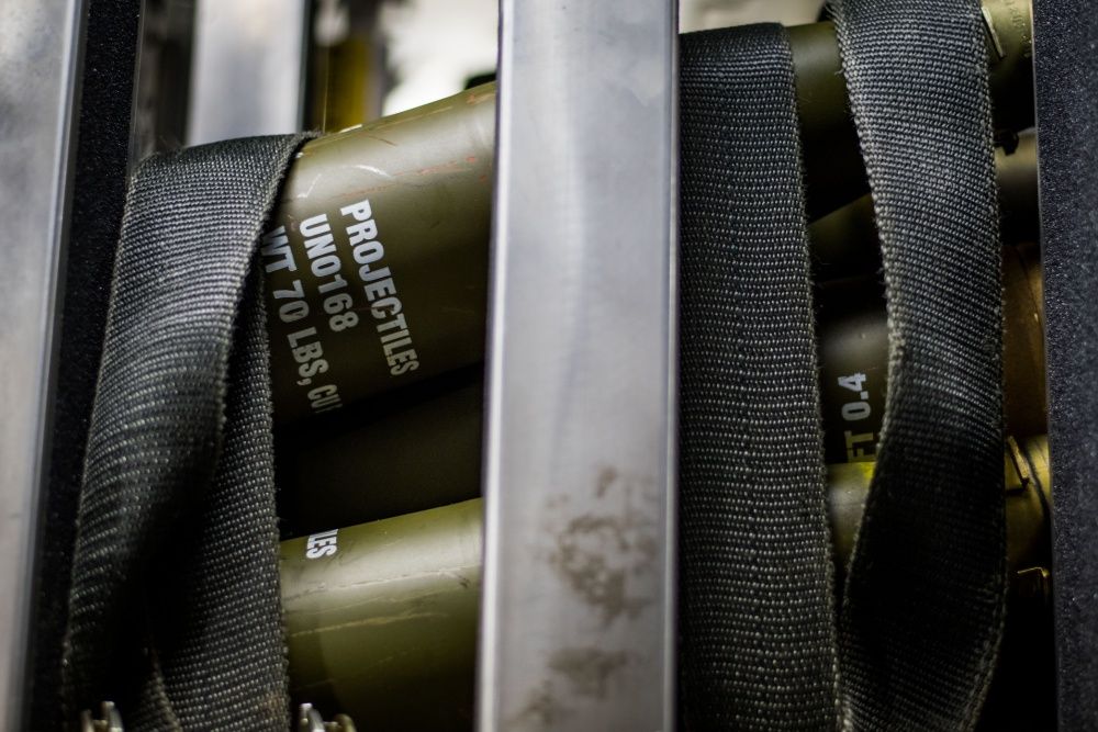 美国"阿利·伯克"驱逐舰主炮射击训练 人力搬运炮弹