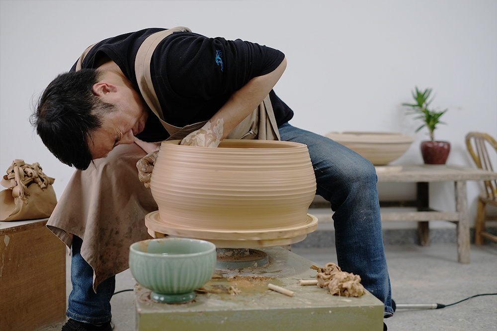 龙泉青瓷-拉坯——拉坯工艺是龙泉青瓷传统烧制技艺的重要组成部分