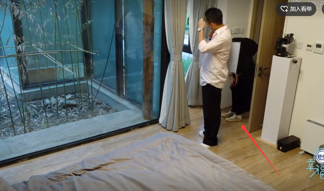 大s痛哭,汪小菲默默安慰,媳妇脚上没有穿好的鞋子成亮点