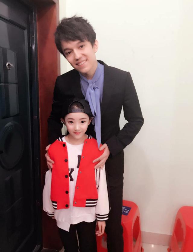 小戏骨陶奕希不简单!长像甜美呆萌引李小璐等众多明星合影!