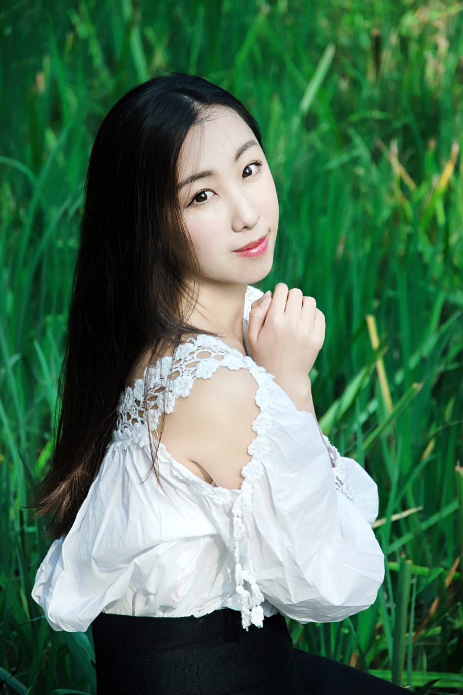 户外阳光下一个清秀美丽的长发美女小姑娘