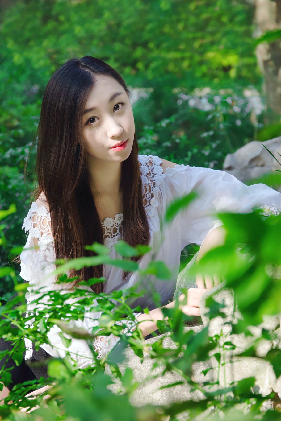 户外阳光下一个清秀美丽的长发美女小姑娘