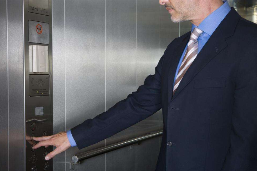 女婿开电梯门岳父坠亡,乘坐电梯这些危险工作不要做