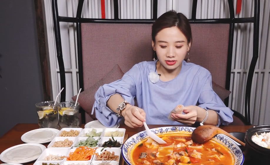 密子君吃播粉丝尖叫不已,嘴容量引人注目,网友:不愧是密子君!