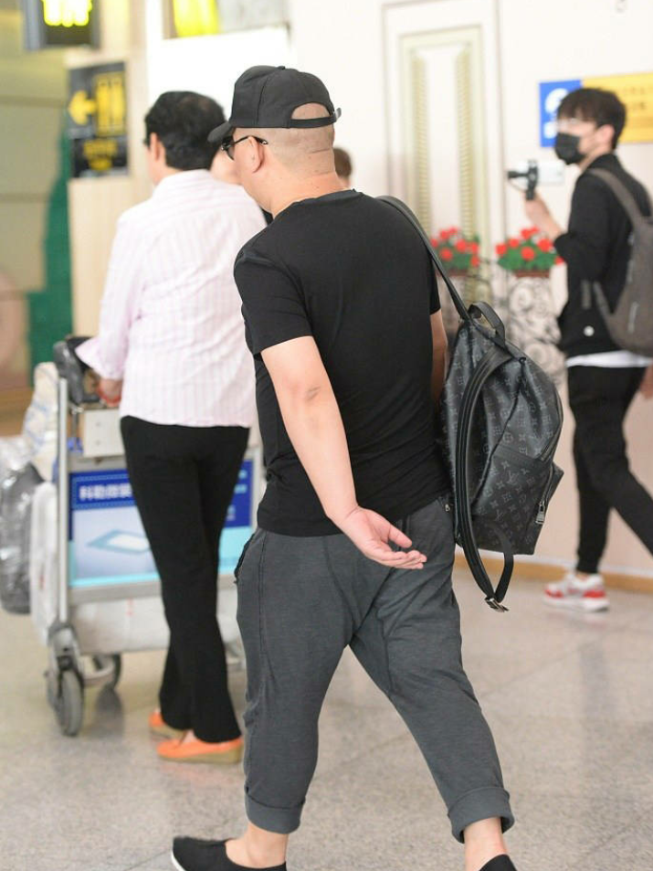 郭德纲肩背lv双肩包,脚踩黑色布鞋,浑身上下透着一股土豪范