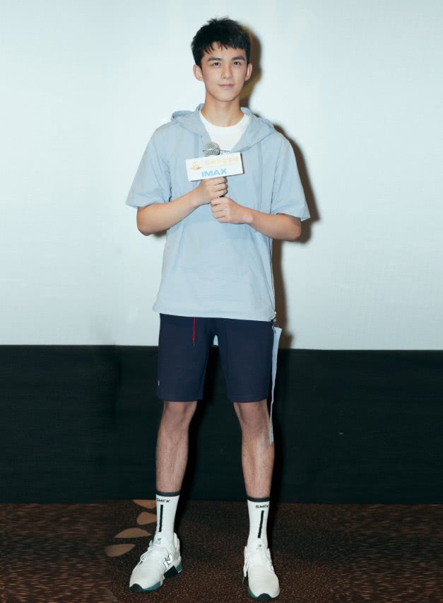 吴磊亮相把白衬衣和领结穿出了服务生的既视感该换服装师了