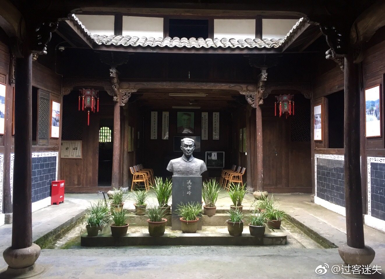 著名诗人,作家,文艺理论家冯雪峰就出生于此,雪峰故居坐落村庄最顶端