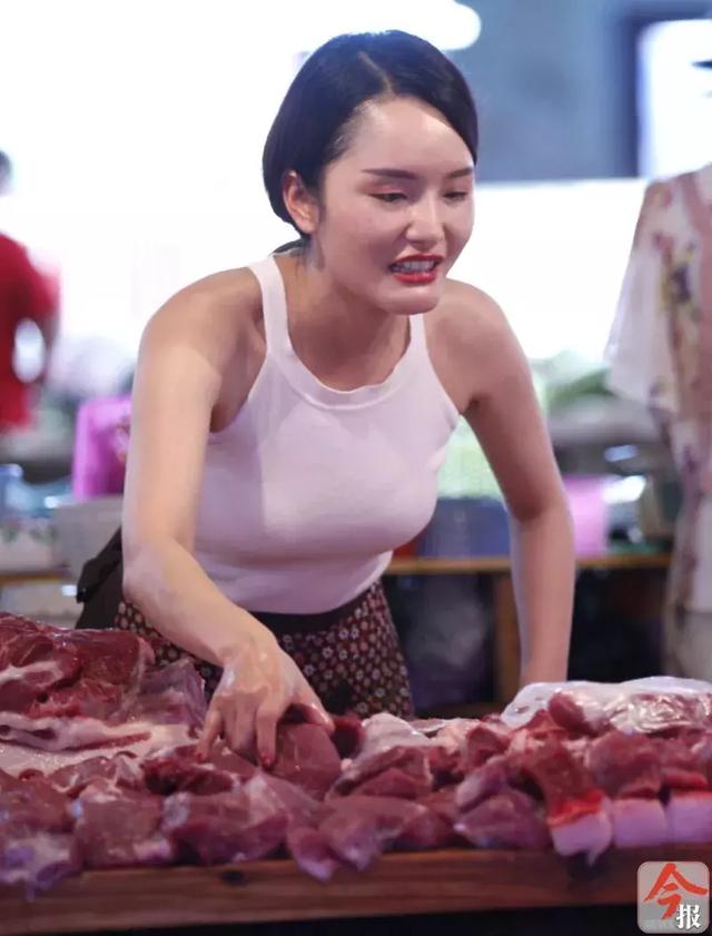 柳州俏丽"猪肉西施"美翻网友,同行夸赞:不仅漂亮还吃苦耐劳!