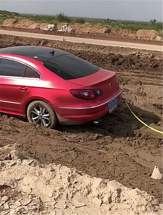 大众cc陷泥地,附近找不到拖车,只能叫这车!网友:比拖车牛