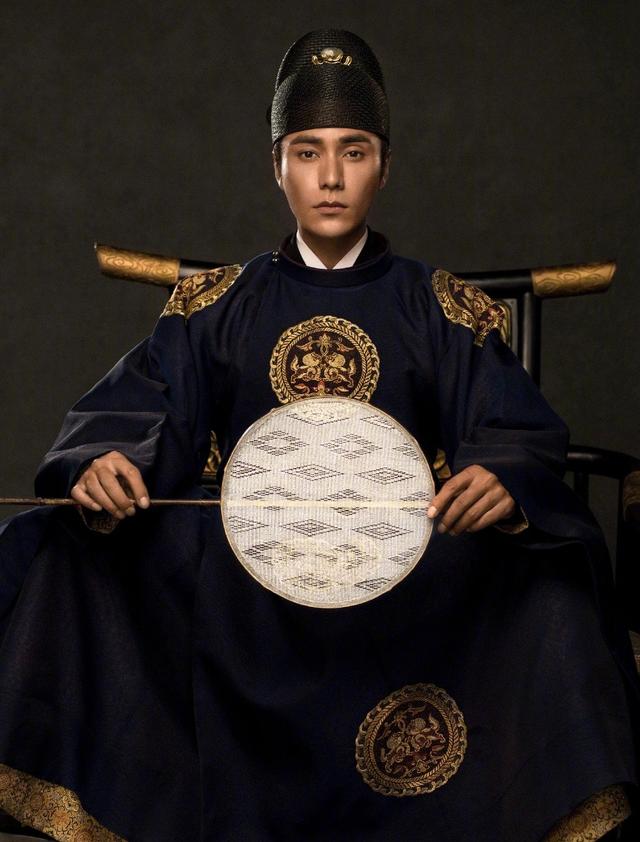 陈坤漫画脸再现机场长发飘逸随性街头潮范十足帅成少女的初恋