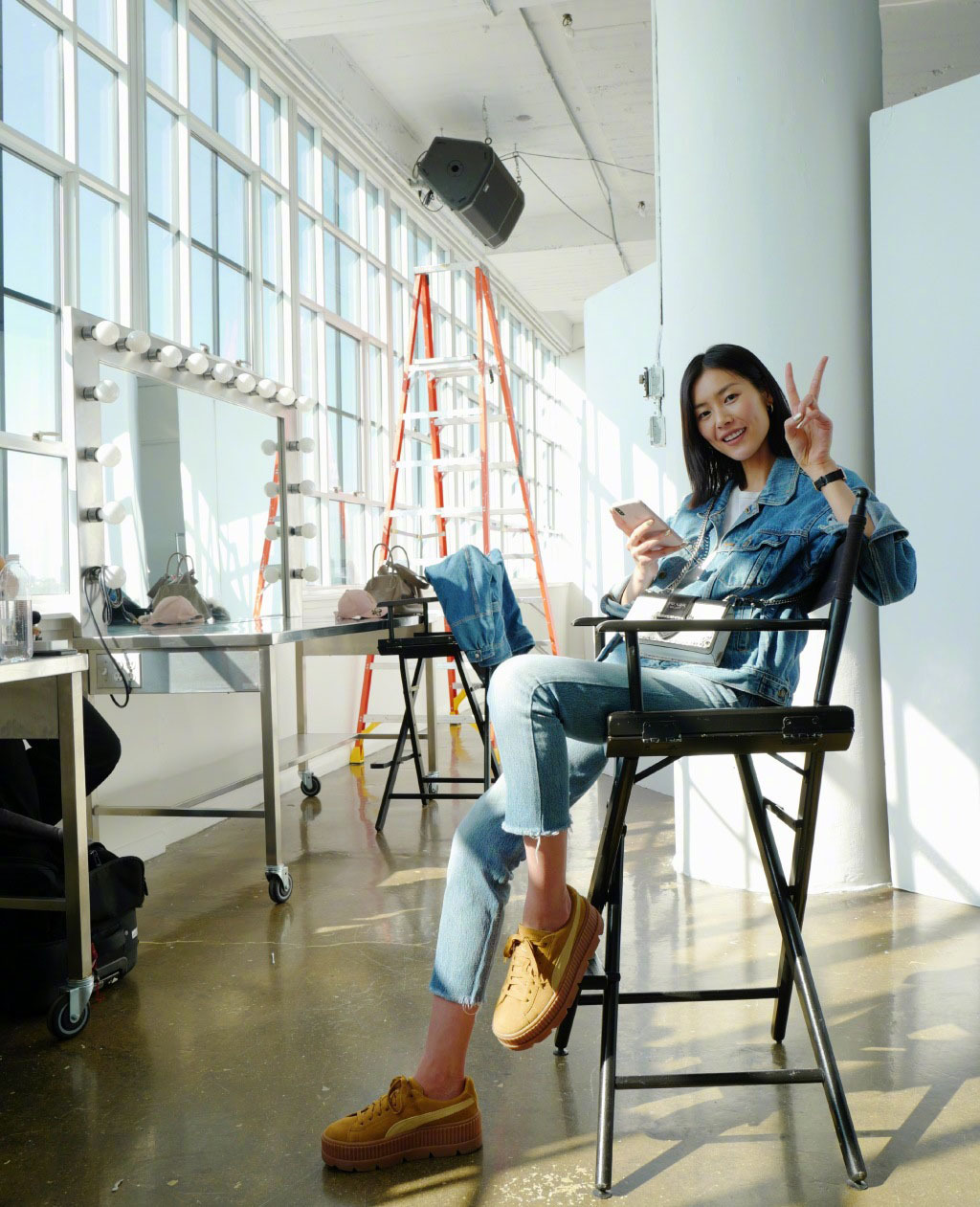 周迅和刘雯同框做公益,两人齐肩短发气质清新,站一起画面很美好