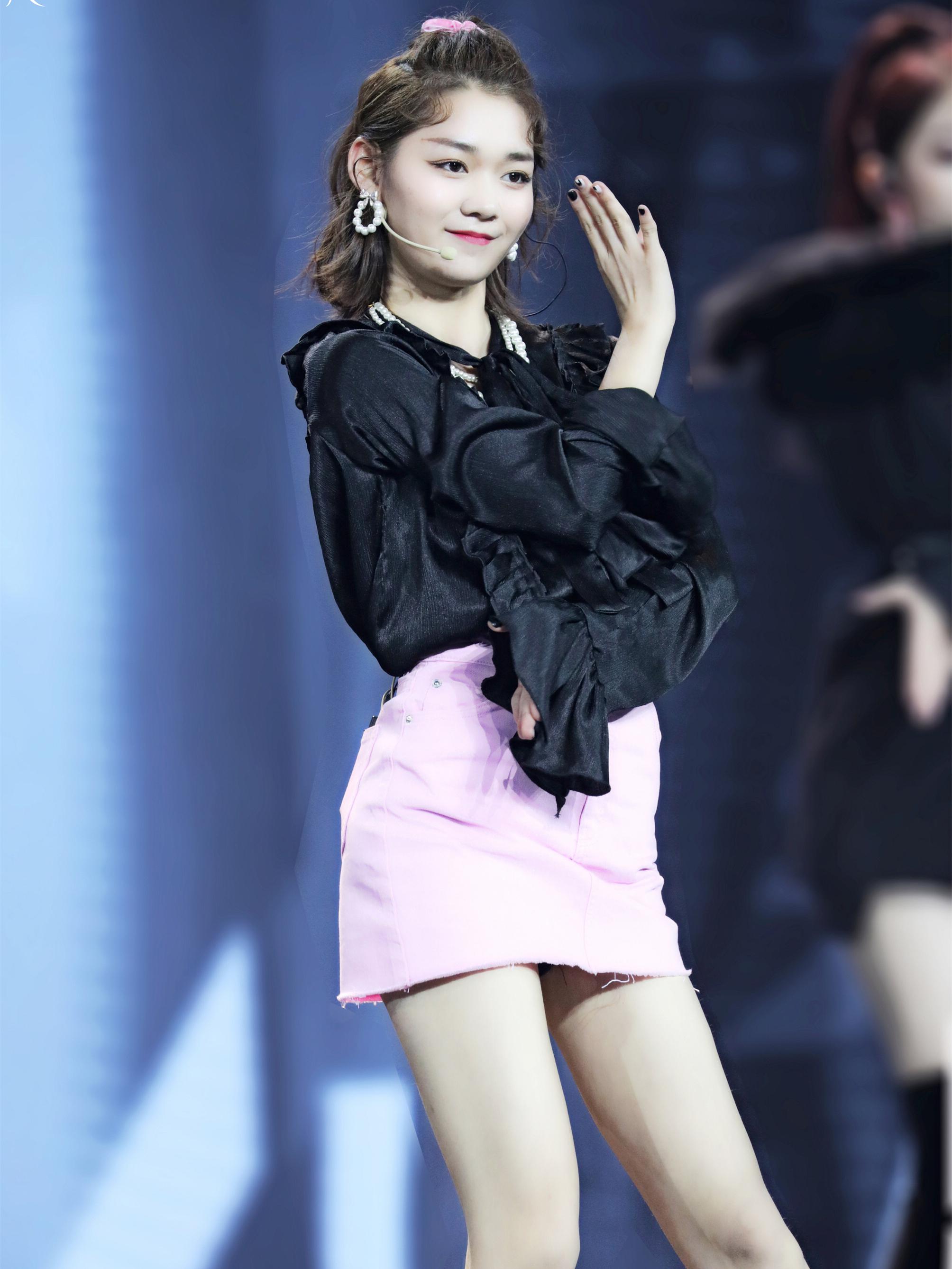 火箭少女新造型出炉,傅菁穿豹纹,吴宣仪配蕾丝,配色却辣眼睛!